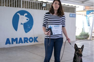 Dueña de perro con su certificado de entrenamiento